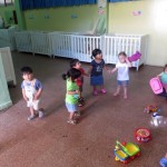 Die Kinder am Tanzen